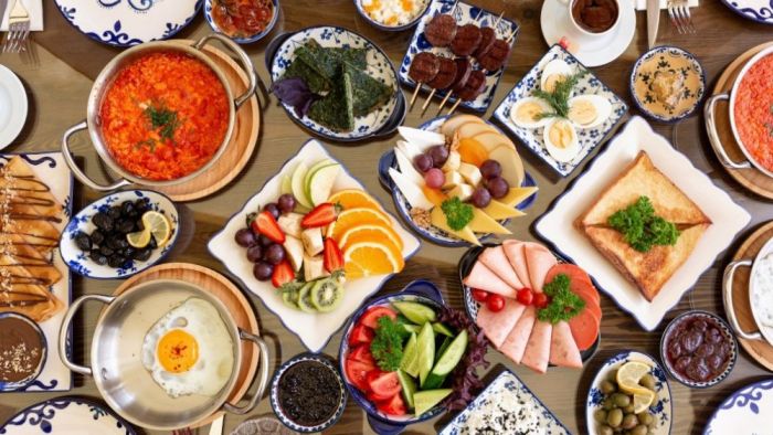 Zengin Serpme Sofrasıyla Doğada Keyifli Bir Eskişehir Kahvaltı Deneyimi